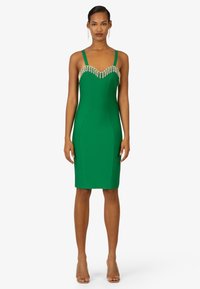 Grünes, figurbetontes Kleid mit Herzausschnitt, verziert mit silbernen Perlendetails entlang der Träger. Hergestellt aus glattem, dehnbarem Stoff.
