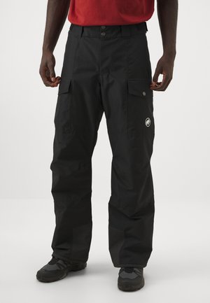 Pantalons cargo noirs avec plusieurs poches, fermeture par bouton et un patch logo. Le matériau semble durable, avec des accents en mesh aux poignets.