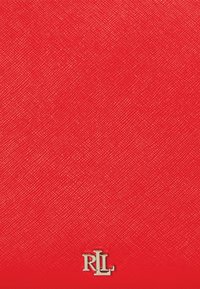 Rød teksturert lommebok med et gull "RL"-logo i nedre hjørne. Laget av glatt, slitesterkt materiale med et stilrent design.