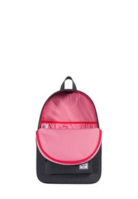 Mochila de tela gris con forma redondeada, forro interior rojo y un asa en la parte superior. Cuenta con una solapa frontal y un bolsillo interior para organización.