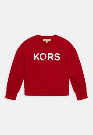 Rød langærmet crewneck-sweatshirt med metallisk "KORS" tekst centreret på brystet, lagt fladt på en hvid baggrund.