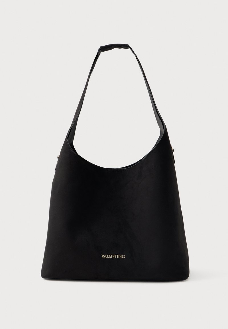 Saco hobo de camurça preto com uma alça de ombro única e o logótipo dourado "Valentino". Textura suave com um topo arredondado e forma descontraída.