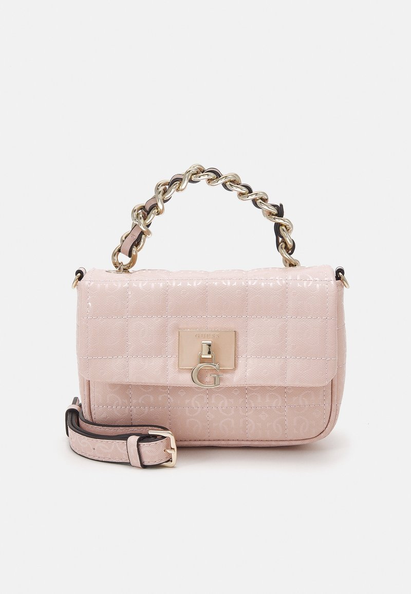 Jasnoróżowa pikowana torebka o błyszczącym wykończeniu, z złotym łańcuszkowym uchwytem i złotym zamknięciem na przodzie. W zestawie odpinany pasek na ramię.