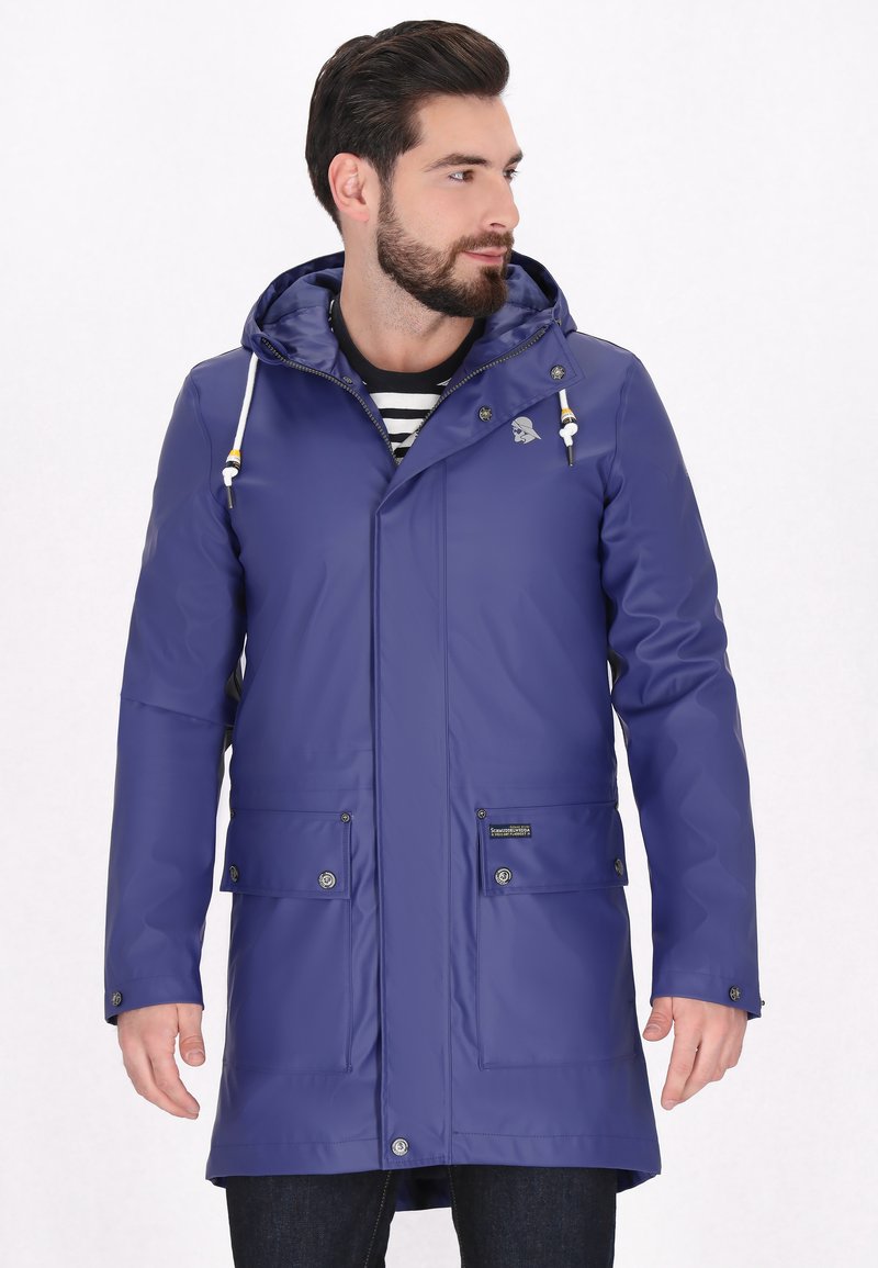 Fioletowy wodoodporny płaszcz przeciwdeszczowy z kapturem, posiadający dwie przednie kieszenie, detal z logo oraz regulowane sznurki. Gładka tekstura, średniej długości fason.