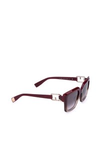 Lunettes de soleil carrées avec des verres à dégradé foncé et des montures épaisses bordeaux reliées par des charnières métalliques argentées.