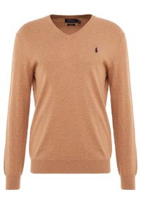 Pull à col en V en tissu brun clair, avec manches longues et poignets côtelés. Petit logo brodé en bleu foncé sur le côté gauche de la poitrine.