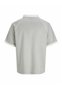 Chemise gris clair à manches courtes avec fines rayures verticales, col blanc et poignets blancs, vue de dos.