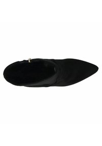 Botín negro hasta el tobillo con punta afilada, fabricado en una tela suave. Presenta una cremallera lateral y una textura suave sin hardware ni patrones visibles.