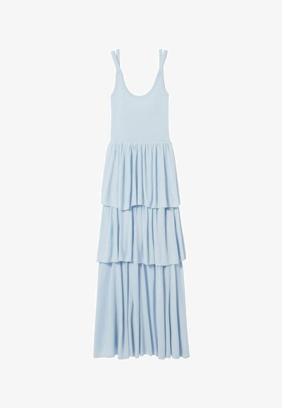 Abito lungo azzurro chiaro senza maniche con scollo a barca e gonna a tre strati arricciata.