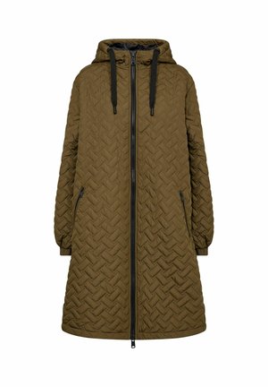 Pikowana parka w oliwkowym kolorze, z kapturem, czarnym zamkiem błyskawicznym oraz kieszeniami po bokach. Tkanina ma teksturowany, pleciony wzór.