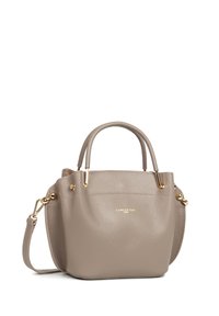 Sac à main en cuir gris avec deux poignées courtes, accents en métal doré et une bandoulière amovible. Surface texturée avec logo en relief.