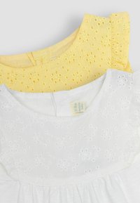 JoJo Maman Bébé PRETTY EMBROIDERED 2-PACK  - REGULAR FIT - Džersejové šaty - white yellow