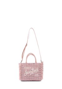 Borsa a tracolla rosa intrecciata con una texture tattile, dotata di due manici superiori e una tracolla rimovibile. Sul davanti presenta un dettaglio del logo ricamato bianco.