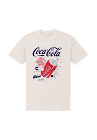 Bílý bavlněný tričko s barevným designem Coca-Cola, který obsahuje plechovku, globus a hravé grafiky v modré, červené a černé barvě.