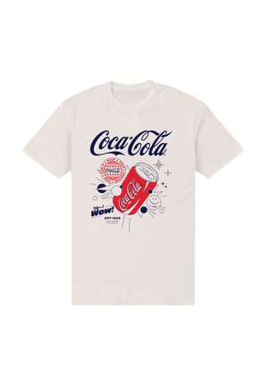 Bílý bavlněný tričko s barevným designem Coca-Cola, který obsahuje plechovku, globus a hravé grafiky v modré, červené a černé barvě.