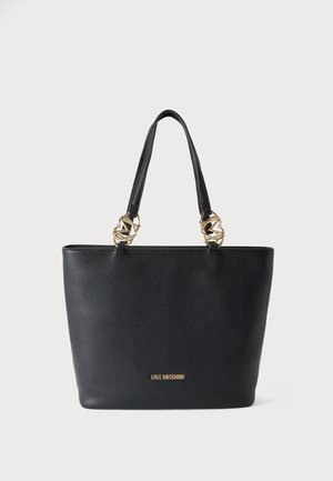 Czarna skórzana torba typu tote z podwójnymi uchwytami z złotymi ogniwami łańcucha i złotym logo "Love Moschino" z przodu.