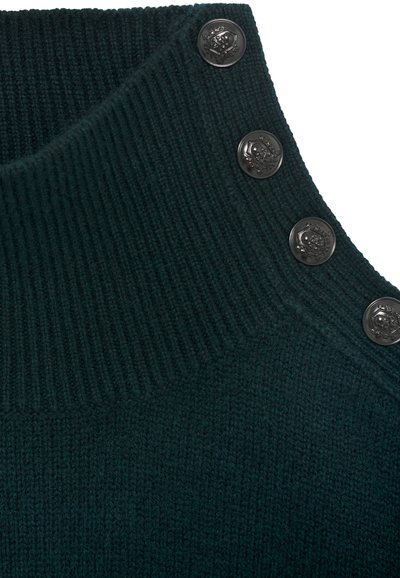 Maglione a coste di un verde scuro con colletto alto, dotato di cinque bottoni decorativi neri lungo il neckline. Tessuto liscio.