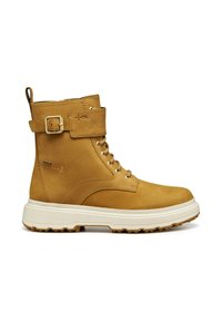 Stivale in pelle tan con lacci e fascia con fibbia, suola bianca robusta e linguetta sul retro, progettato per l'uso all'aperto e per il tempo libero.