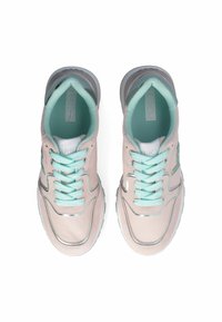 Sneaker rosa chiaro con lacci e dettagli verde menta. Presentano una tomaia in pelle liscia, punta tonda e suola in gomma bianca.
