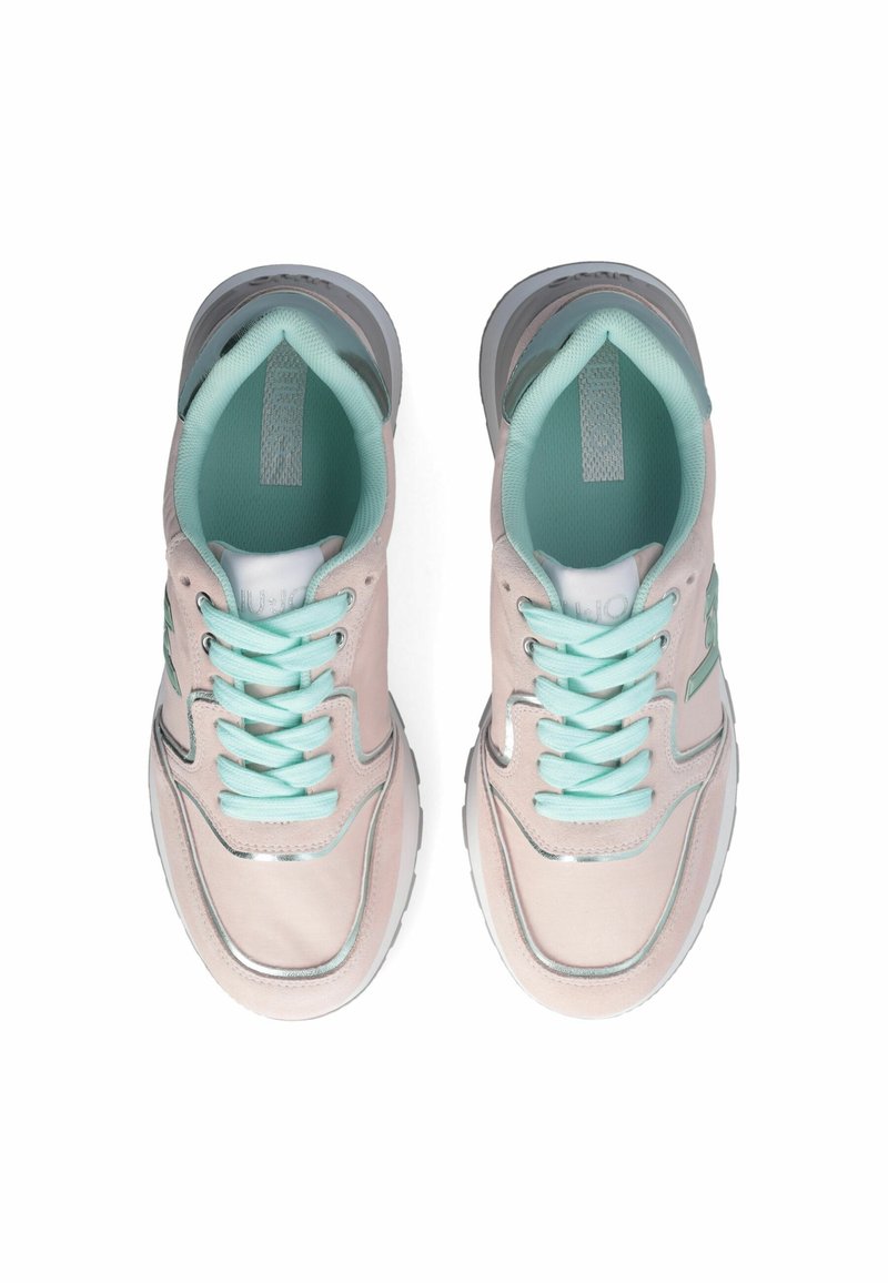 Zapatillas rosa claro con cordones y acentos en verde menta. Presentan un upper de cuero suave, puntera redonda y suela de goma blanca.