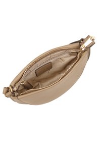 Bruine leren tas met een gouden rits, ronde vorm, gladde textuur en een eenvoudige binnenvoering. Inclusief een klein zakje.