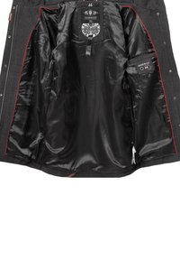 Manteau gris foncé ouvert pour révéler une doublure intérieure noire lisse avec un passepoil rouge et une petite poche intérieure étiquetée Marikoo.