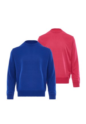 Due maglioni a girocollo tinta unita, uno blu reale davanti e uno rosso dietro, entrambi con maniche lunghe e polsini e orli a coste.