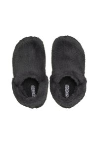 Czarne, puszyste klapki o miękkiej fakturze, okrągłym kształcie i niskim kroju. Posiadają logo "Crocs" na wkładce.