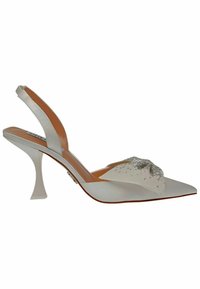 Bela satenska slingback obutev s koničastim nosom, prosojnimi dodatki in okrasnimi podrobnostmi na vampu. Stiletto peta z unikatno obliko.