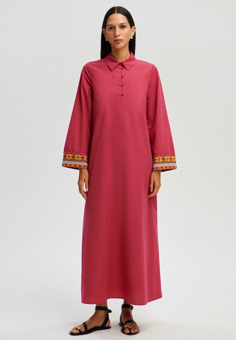 Touché Privé EMBROIDERED SLEEVE - Tričkové šaty - fuchsia