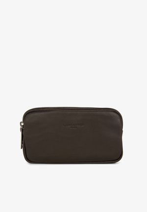 Brązowa skórzana torba na zamek błyskawiczny o płaskim designie. Posiada wytłoczone logo "LANCASTER PARIS" z przodu oraz gładką fakturę.