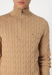 Tommy Hilfiger CLASSIC CABLE ZIP MOCK - Jumper - safari canvas
