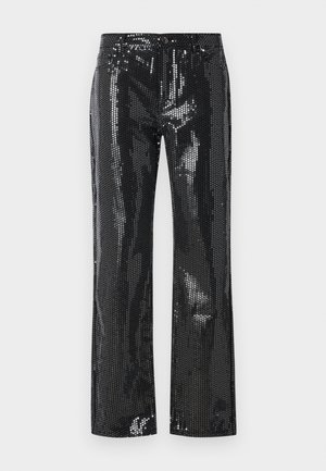 Pantaloni negri cu paiete, având un design ajustat și un picior evazat. Materialul are o textură lucioasă cu un model de discuri mici, reflectorizante.