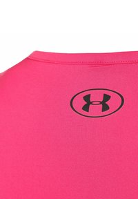 Camiseta deportiva ajustada en un vibrante color rosa, fabricada con un material liso y elástico. Presenta un logo negro impreso en la parte posterior cerca del cuello.