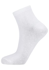 Hvide bomuldsankelsokker med ribbet top, glat tekstur og standard tådesign, der viser en let bue ved hælen.