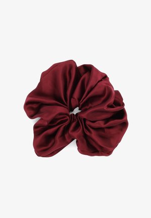 Velika bordo satenasta scrunchie z zbranom, sijočo tkaninsko teksturo, razporejeno v mehke gube na belem ozadju.