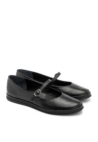 Zapatos Mary Jane de cuero negro con un acabado texturizado, punta redonda y una correa ajustable con un pequeño detalle de hebilla.