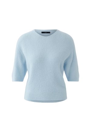 Hellblauer kurzärmeliger Strickpullover mit geripptem Saum und Bündchen, Rundhalsausschnitt und weicher, flauschiger Textur.