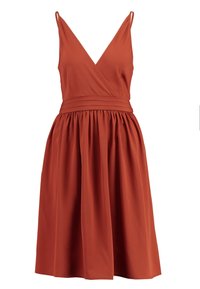 Šaty v rziové barvě s výstřihem do V, tenkými ramínky a vypasovaným pasem. Sukně je plisovaná, což vytváří splývavý siluetu. Vyrobeno z měkké tkaniny.