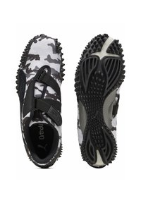 Zwart-witte camo sportschoenen met een gestructureerde rubberen zool, voorzien van klittenbandsluitingen en een sportieve uitstraling. Ortholite merk zichtbaar aan de binnenzijde.