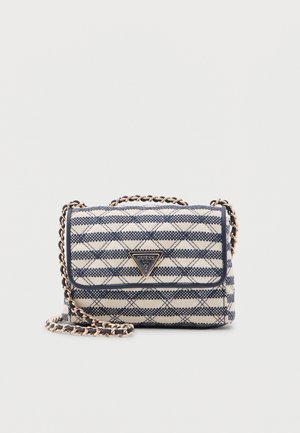 Bolso pequeño rectangular acolchado con rayas azul marino y beige, correa de cadena dorada y logo triangular de Guess en la solapa frontal.