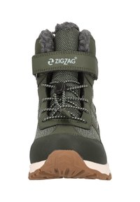 Vue de face d'une botte d'hiver verte et grise avec doublure en fourrure, sangle ajustable portant l'inscription « ZIGZAG », lacet élastique avec un bouton-pression et semelle marron texturée.