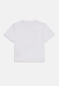 Hvitt bomull t-skjorte, korte ermer, rund hals-design, glatt tekstur, enkel og uten dekorasjoner, ingen mønstre eller synlige logoer.