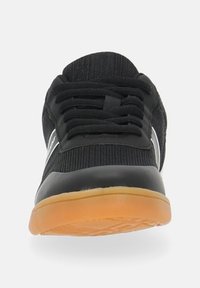 Sneaker nera con tomaia in tessuto testurizzato, suola in gomma e chiusura con lacci. Presenta dettagli bianchi e una suola di colore gomma.