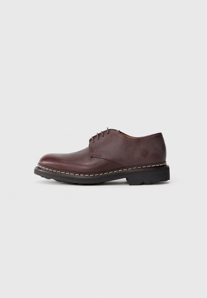 Braunes Leder Schuh mit strukturierten Oberflächen, runder Zehenpartie und drei Ösen-Schnürung; verfügt über eine robuste schwarze Sohle mit einem kontrastierenden genähten Detail.