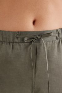 Olijfgroene linnen shorts met een trekkoord en een gestructureerd oppervlak, met een gestrikt tailleband voor een verstelbare pasvorm.