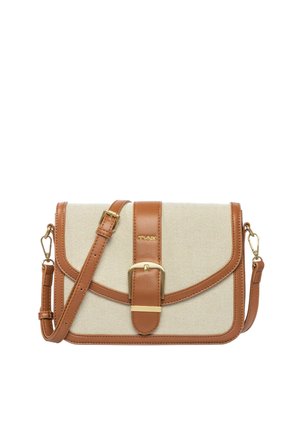 Prostokątna beżowa torba na ramię z tkaniny z brązową skórzaną obwódką, klamrą z przodu, regulowanym paskiem i złotymi metalowymi zdobieniami.