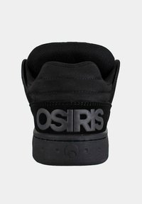 Zapatilla negra con materiales de malla y gamuza. Presenta un collarín acolchado, un prominente logo "OSIRIS" en el talón y una suela exterior negra texturizada.