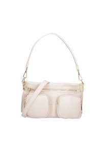 Sac à main en cuir crème avec deux poches avant zippées, une fermeture éclair supérieure et une bandoulière amovible avec ferrures dorées.