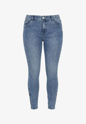 Blå skinny jeans med høj talje, forlommer, bæltestropper og en knaplukning, vist mod en hvid baggrund.